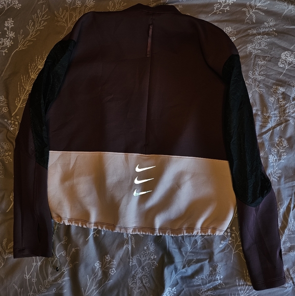 NikeWomen's Dri-FIT Run Division Top - Picture 4 of 7